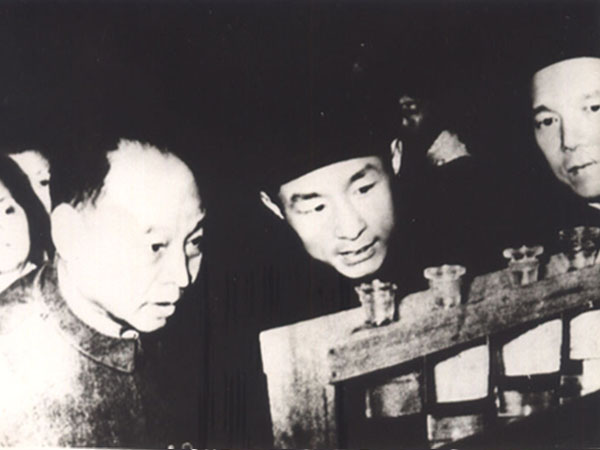 彭真同志視察自貢鹽化生產(chǎn)情況